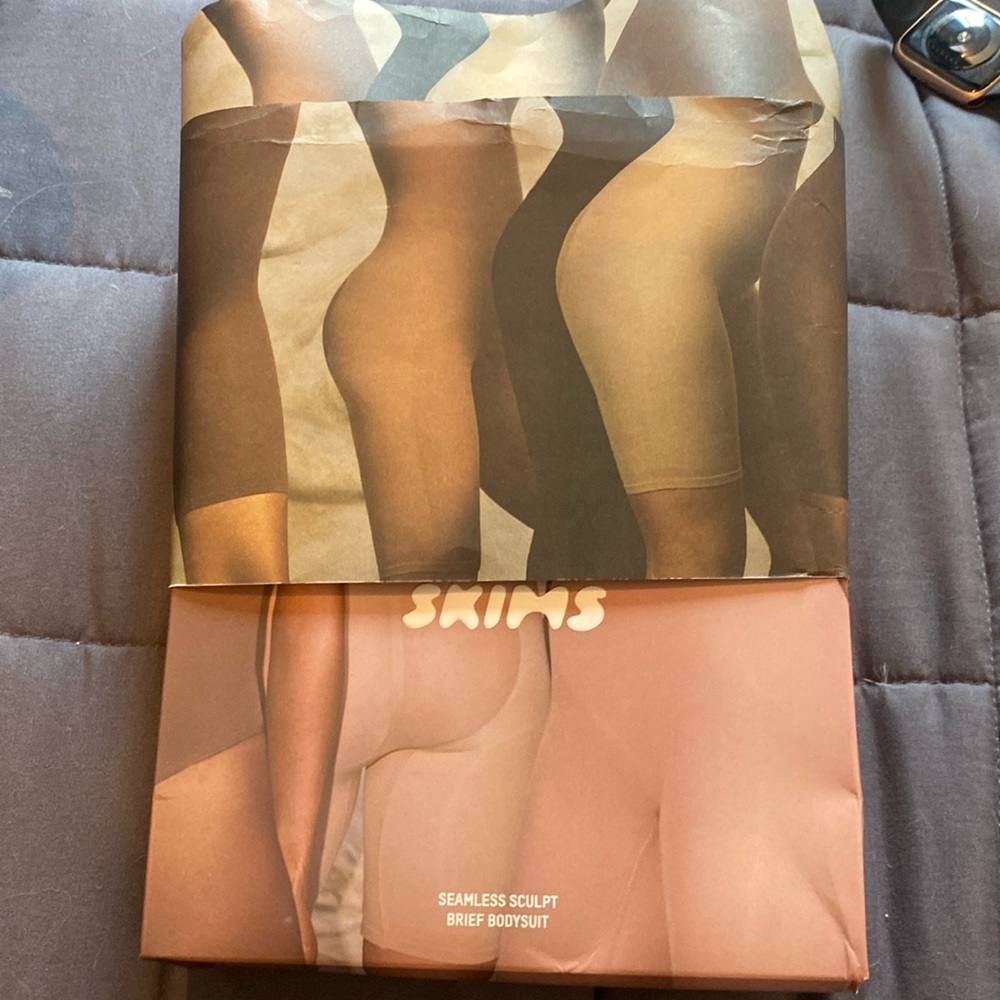 BNWT SKIMS SEAMLESS SCULPT BODY SUIT- espresso size Small